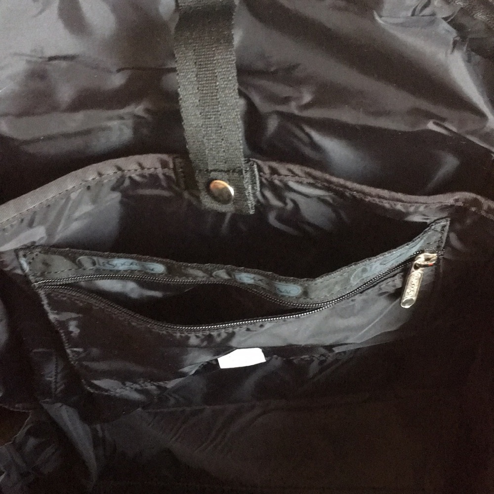 Lesportsac convertible backpack to carry - Picture 8 of 9